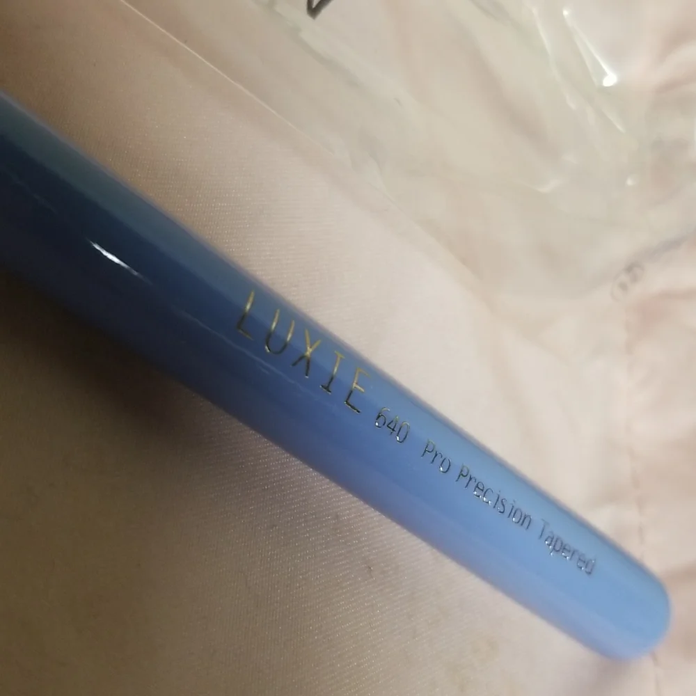 4/25 bundle item. Luxie 640 Tapered Brush